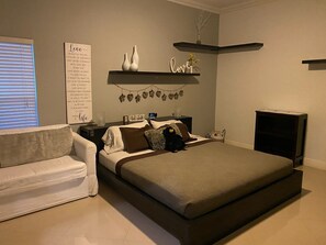 1 habitación, tabla de planchar con plancha, wifi gratis y ropa de cama