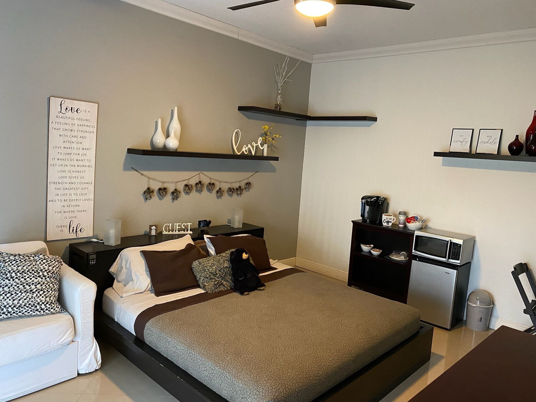 1 slaapkamer, een strijkplank/strijkijzer, gratis wifi, beddengoed