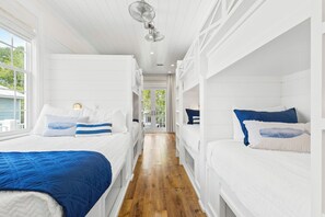 Een strijkplank/strijkijzer, gratis wifi, beddengoed