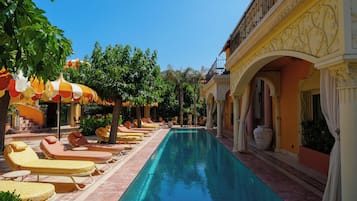 Kauden mukainen ulkouima-allas