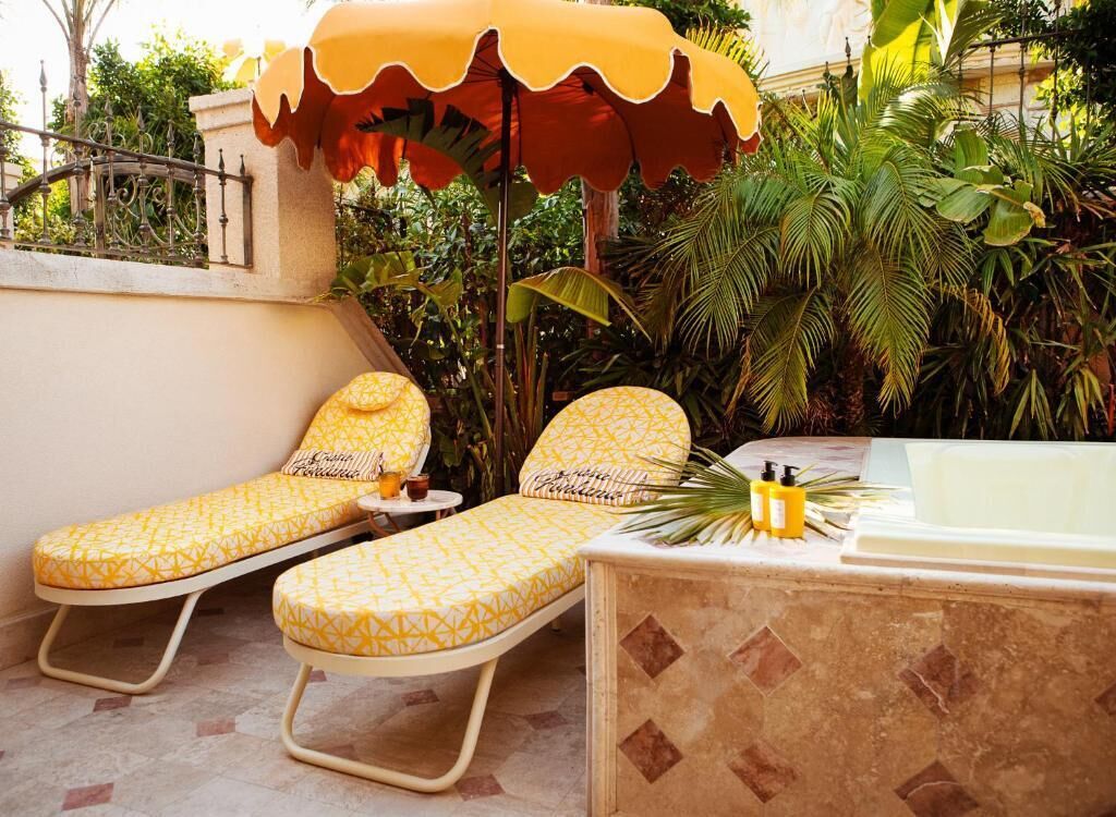 Sole Private Suite with Jacuzzi | Pillowtop-bedden, een minibar, een laptopwerkplek, geluiddichte muren