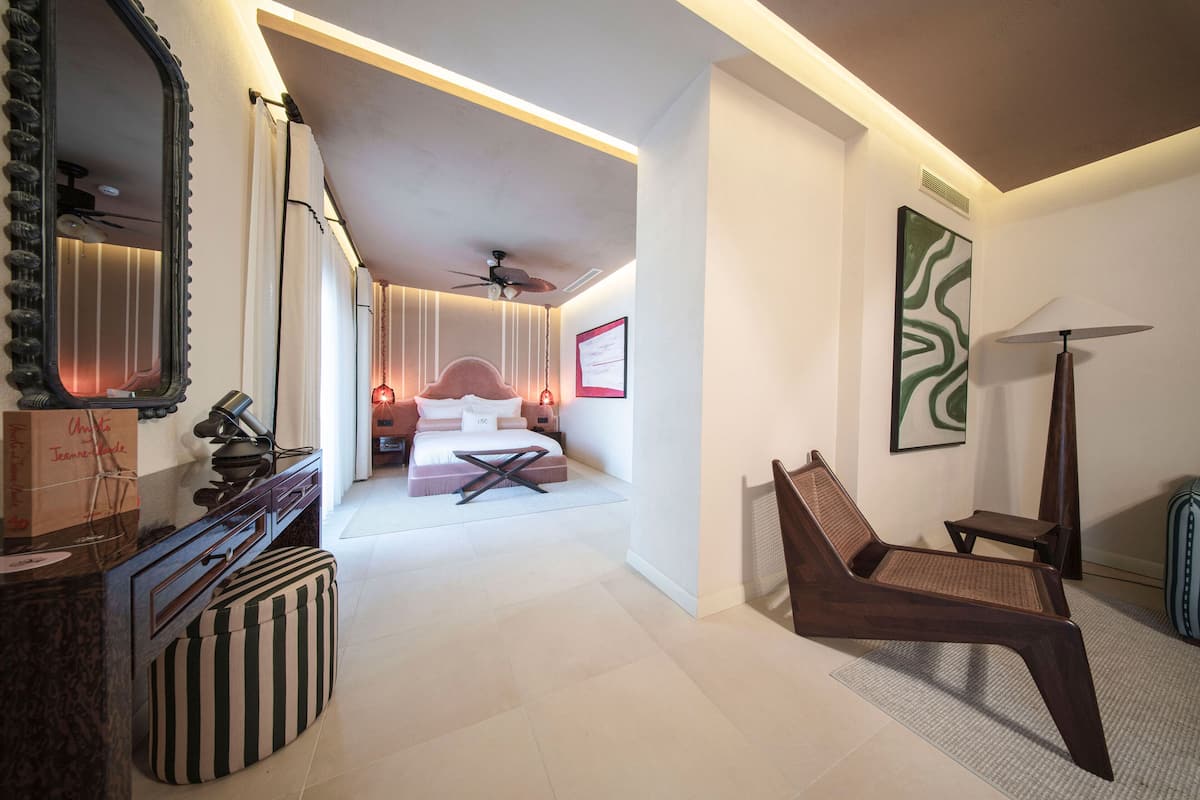 Premium suite, uitzicht op zwembad | 1 slaapkamer, pillowtop-bedden, een minibar, een bureau