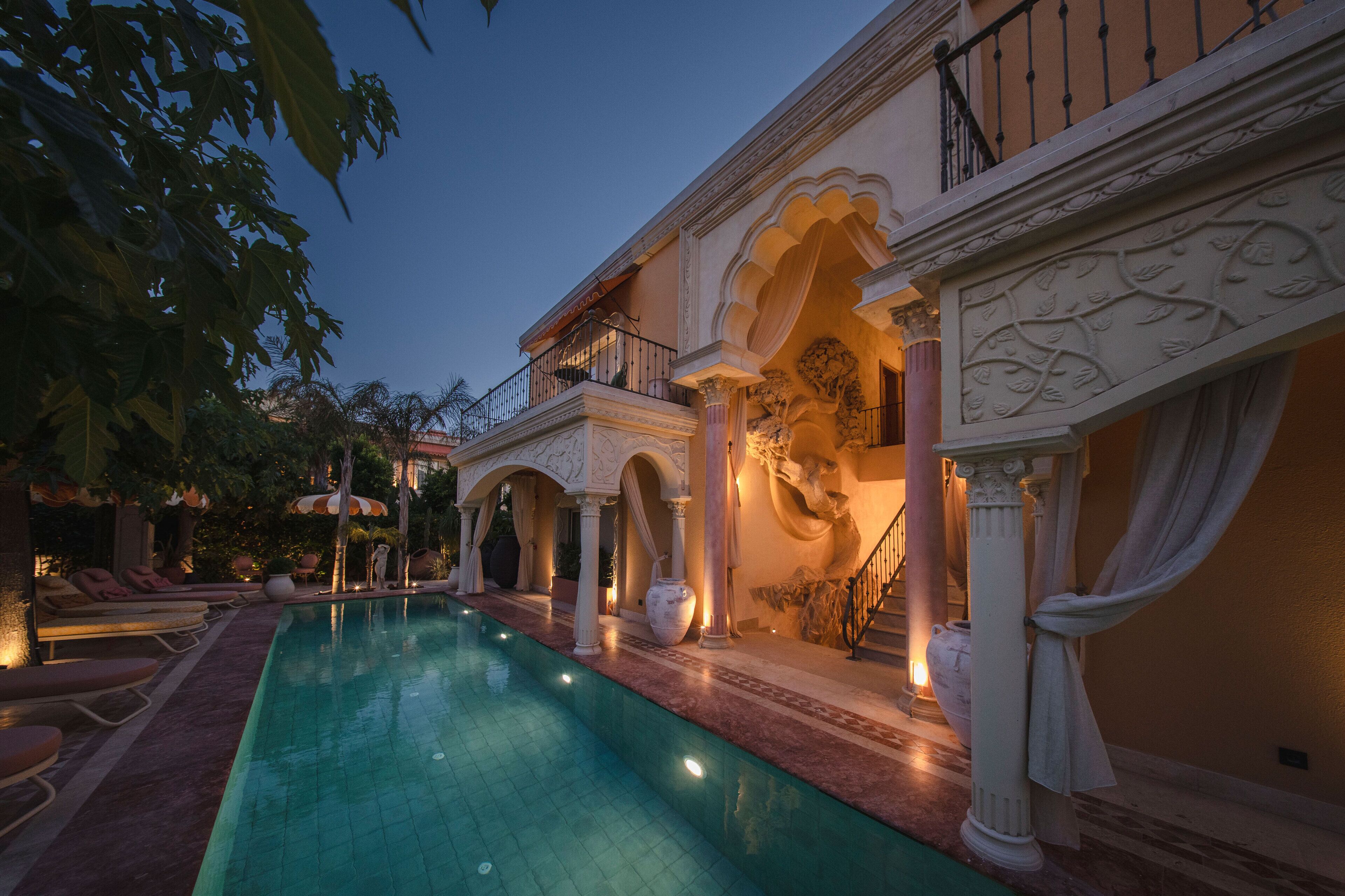 Majoituspaikan julkisivu illalla/yöllä