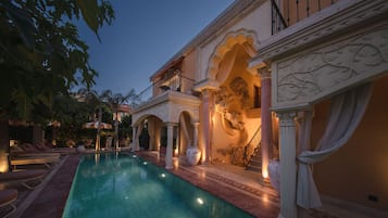 Bagian depan properti - sore/malam