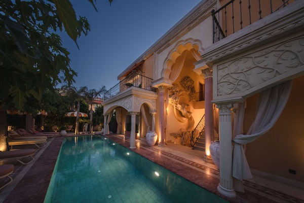 施設の正面 (日没後)