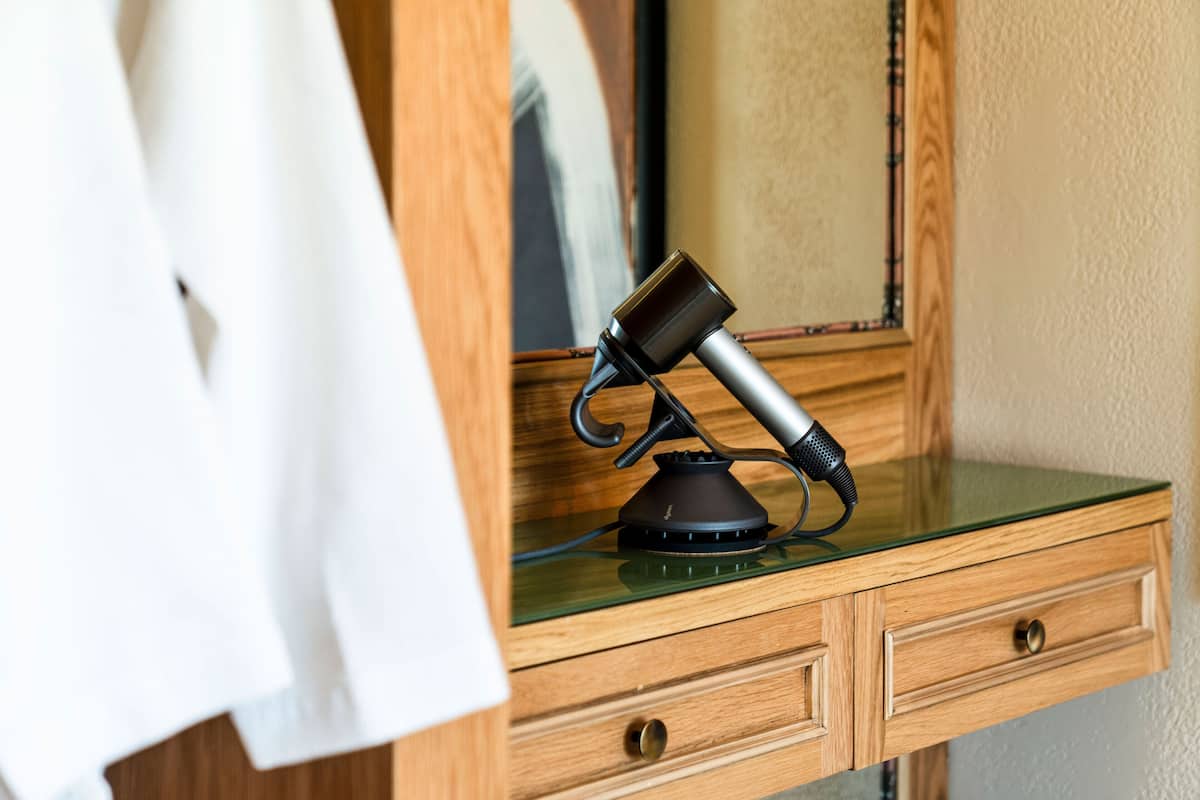Articles de toilette griffés, séchoir à cheveux, pantoufles