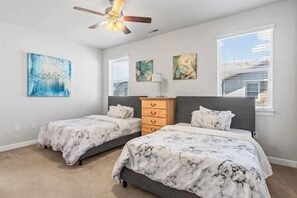 2 bedrooms, desk, WiFi