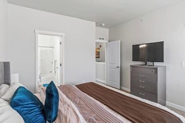 2 bedrooms, desk, WiFi