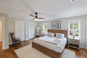 2 slaapkamers, een strijkplank/strijkijzer, reisbedje, wifi