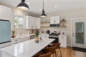 Een koelkast, een microgolfoven, een oven, een kookplaat