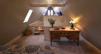 A-Frame Open Concept Cabin in Scenic Missouri Heights, Carbondale – Cozy Retreat