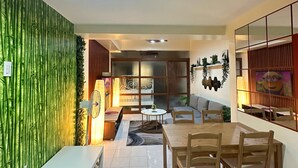 Family Apartment, 1 Katil Ratu (Queen) dengan Katil Sofa, Balcony, City View | Makan dalam bilik