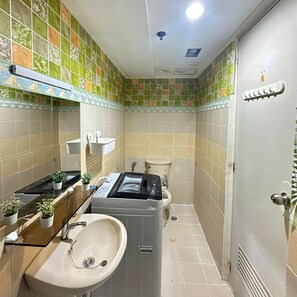 Family Apartment, 1 Queen Bed with Sofa bed, Balcony, City View | Bathroom