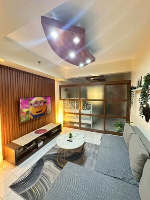 Appartamento familiare, 1 letto queen con divano letto, balcone, vista città | Area soggiorno