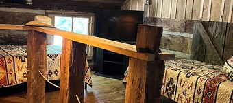 Charming 2-bedroom cabin in enchanting Wadesville with Heat, AC, WiFi, Hot Tub