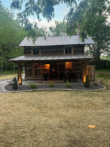 Charming 2-bedroom cabin in enchanting Wadesville with Heat, AC, WiFi, Hot Tub