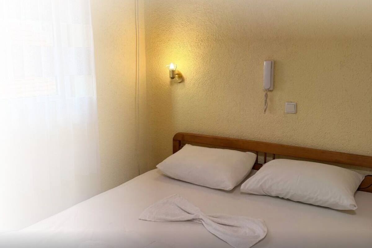 Klassieke tweepersoonskamer, balkon, uitzicht op de stad | Een bureau, gratis wifi