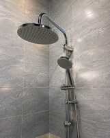 Bañera y ducha independientes, artículos de tocador gratuitos, toallas