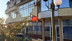 A hotel with large windows, a balcony, and a sign reading "Motel-Residence Lindis". - Lindi Premium Hotel (Prizren)