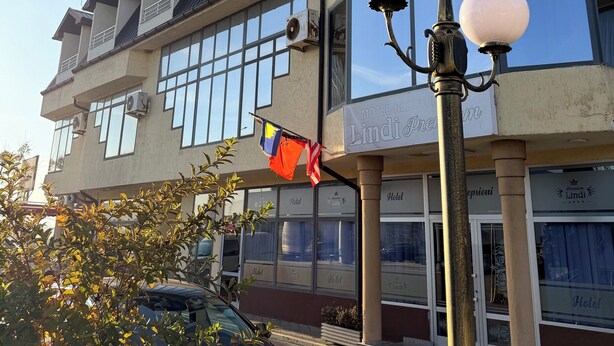 Ein Hotel mit großen Fenstern, einem Balkon und einem Schild mit der Aufschrift 'Motel-Residence Lindis'.