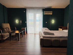 Chambre Double Classique, balcon, vue ville | Bureau, Wi-Fi gratuit