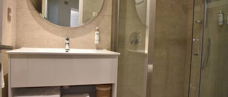 淋浴設備、風筒、提供毛巾、廁紙