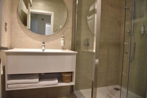 Dusche, Haartrockner, Handtücher, Toilettenpapier