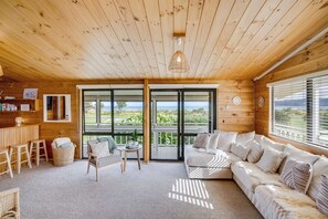 TV - Sunset Haven - Mahia Holiday Home (Mahia)