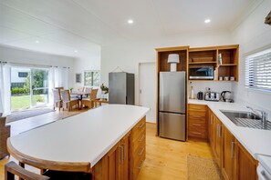 Geladeira, micro-ondas, torradeira