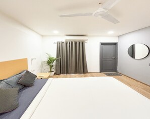 Studio, byutsikt | Skrivebord, skrivebord for bærbar PC og wi-fi (inkludert)