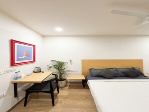 Estudio, vistas a la ciudad | Escritorio, espacio para trabajar con un portátil, wifi gratis