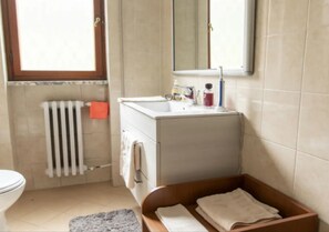 Shower, bidet, towels, toilet paper - Mother House: cozy vacation home adjacent to Metro A Battistini. (Roma)