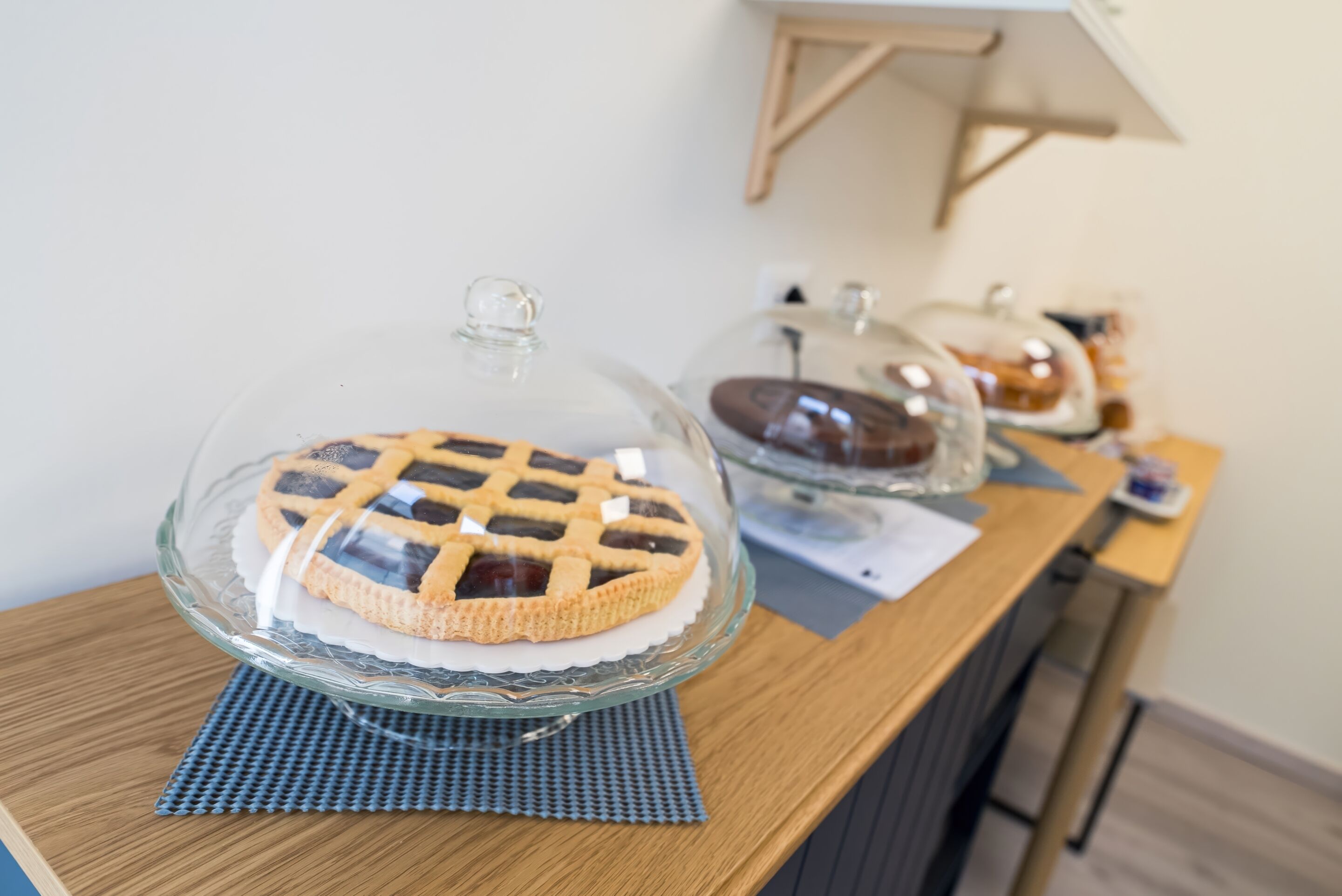 Eine Dessertpräsentation mit einer Streuselkuchen auf einem Glasständer.