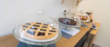 Eine Dessertpräsentation mit einer Streuselkuchen auf einem Glasständer.