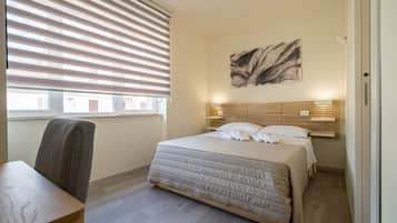 Habitación doble, baño en la habitación, vista a la ciudad | Ropa de cama de alta calidad, camas con efecto memoria y minibar