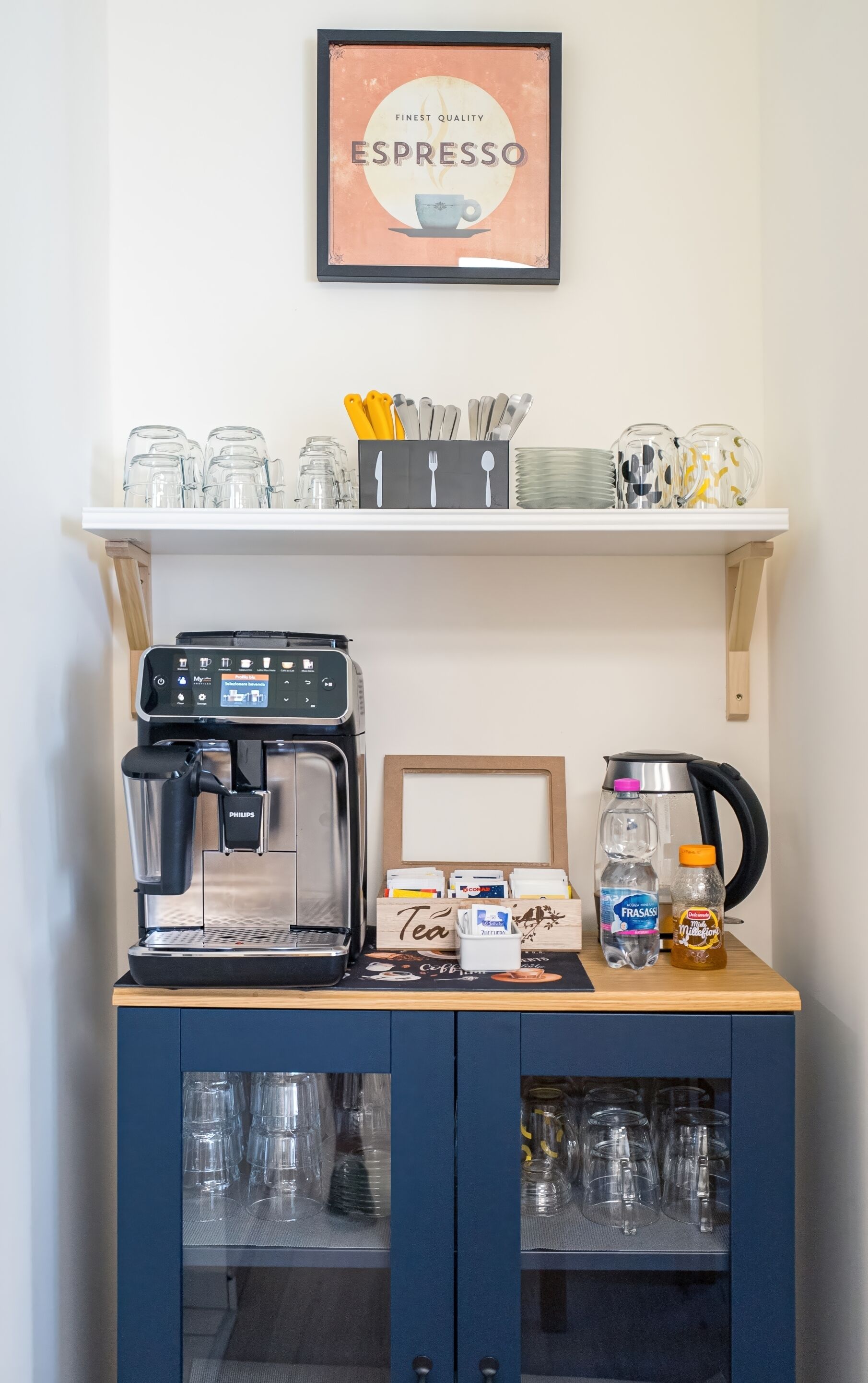 Eine Kaffeestation mit einer Kaffeemaschine, Tassen und einem Schild, auf dem steht: "FINEST QUALITY ESPRESSO".