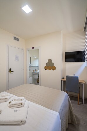 Ropa de cama de alta calidad, colchones con efecto memoria y minibar 