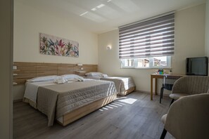 Family Triple Room, Ensuite, City View | Premium bedding, memory-foam beds, minibar, laptop workspace - Rooms & Breakfast Centrale (Fabriano)
