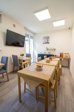 Tägliches Frühstücksbuffet (5 EUR pro Person)