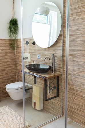 تجهيزات دش، مجففات شعر، مناشف، صابون