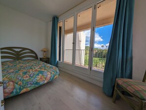 2 chambres, fer et planche à repasser, Wi-Fi gratuit, draps fournis