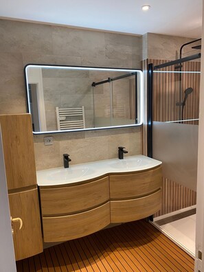 Dusche, Haartrockner, Handtücher, Toilettenpapier