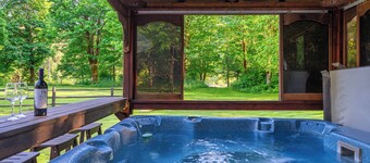 Cozy River Cabin - Sleeps 12 - Hot Tub - EV - Trails & Stevens Pass Nearby