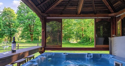 Cozy River Cabin - Sleeps 12 - Hot Tub - EV - Trails & Stevens Pass Nearby