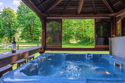 Cozy River Cabin - Sleeps 12 - Hot Tub - EV - Trails & Stevens Pass Nearby