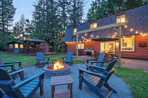 Cozy River Cabin - Sleeps 12 - Hot Tub - EV - Trails & Stevens Pass Nearby