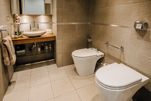 Dusche, Haartrockner, Bidet, Handtücher