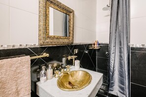 Shower, hair dryer, bidet, towels