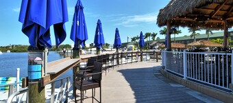 Waterfront Hotel Room, Huge Pool, Tiki Bar, Close to Beaches & Great Food!