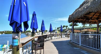 Waterfront Hotel Room, Huge Pool, Tiki Bar, Close to Beaches & Great Food!